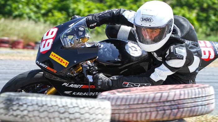 Ταχύτατος, με αλματώδη εξέλιξη σε πολύ σύντομο χρονικό διάστημα, ο Δημήτρης Καρακώστας, που φέτος τρέχει τόσο στο MiniGP Cup, όσο και στο ΠΠΤ.